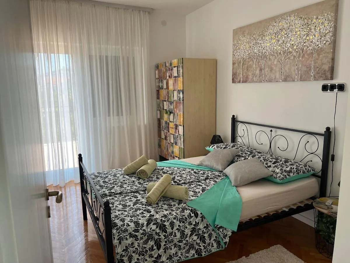 Villa Lyra Trogir 0*,